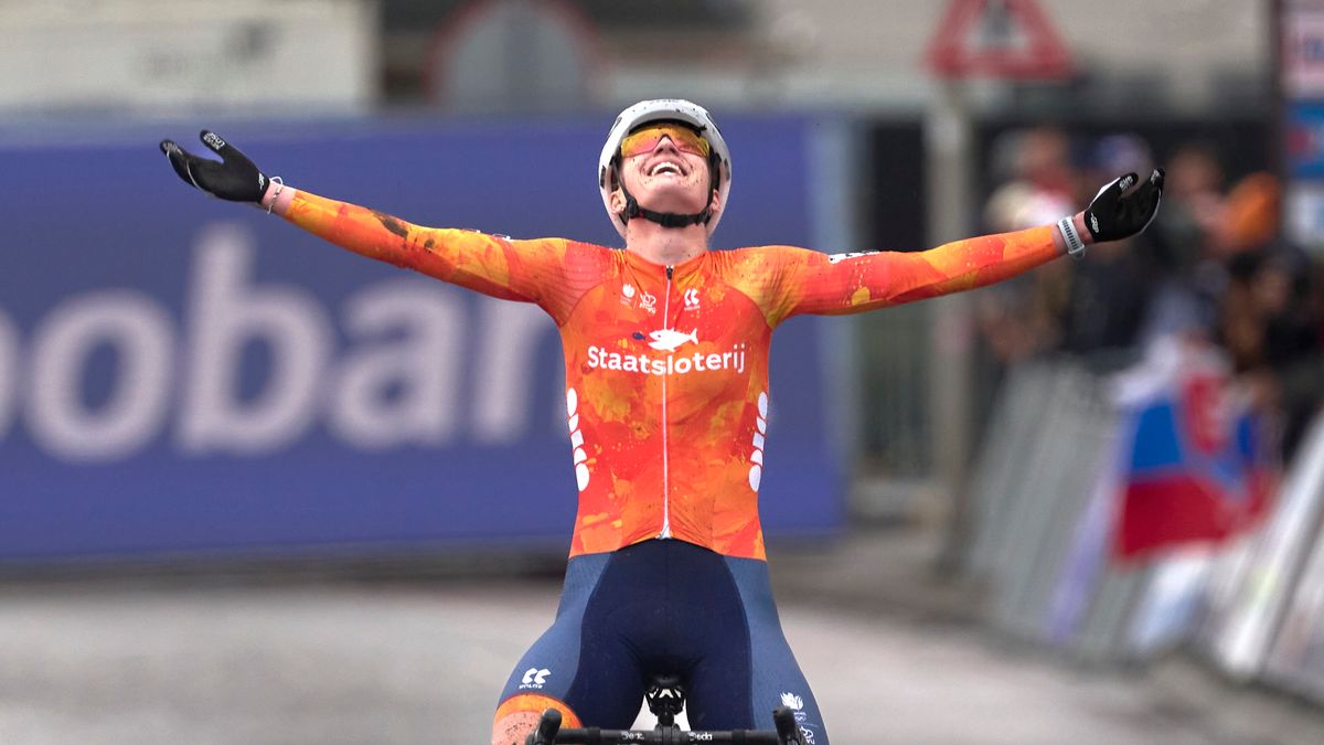 Leonie Bentveld wereldkampioen veldrijden onder 23 | Friso Sneek begint B-poule eredivisie met overw