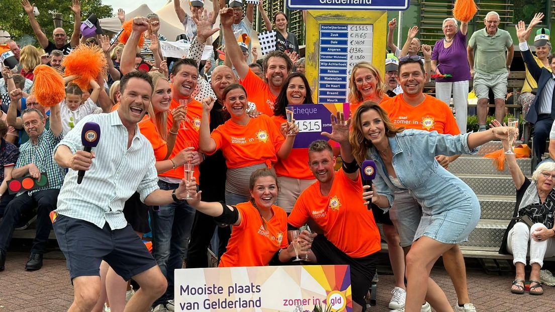 Het winnende team van Kootwijkerbroek met presentatoren Frank Oosterwegel en Lisanne Halleriet