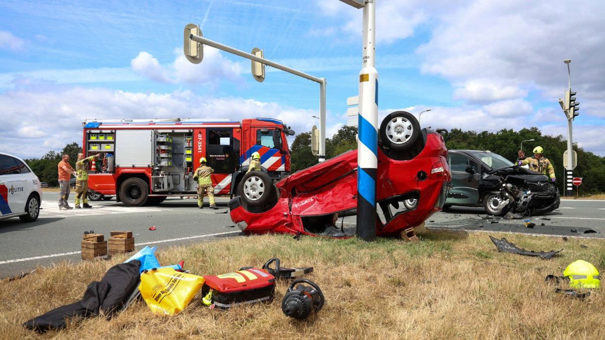 Twee mensen gewond bij botsing: auto slaat over de kop