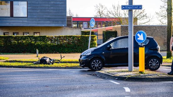 Automobilist schept fietser