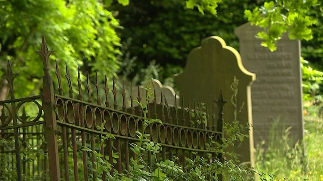 De oude begraafplaats aan de Reinaldstraat in Velp gaat in augustus weer open.