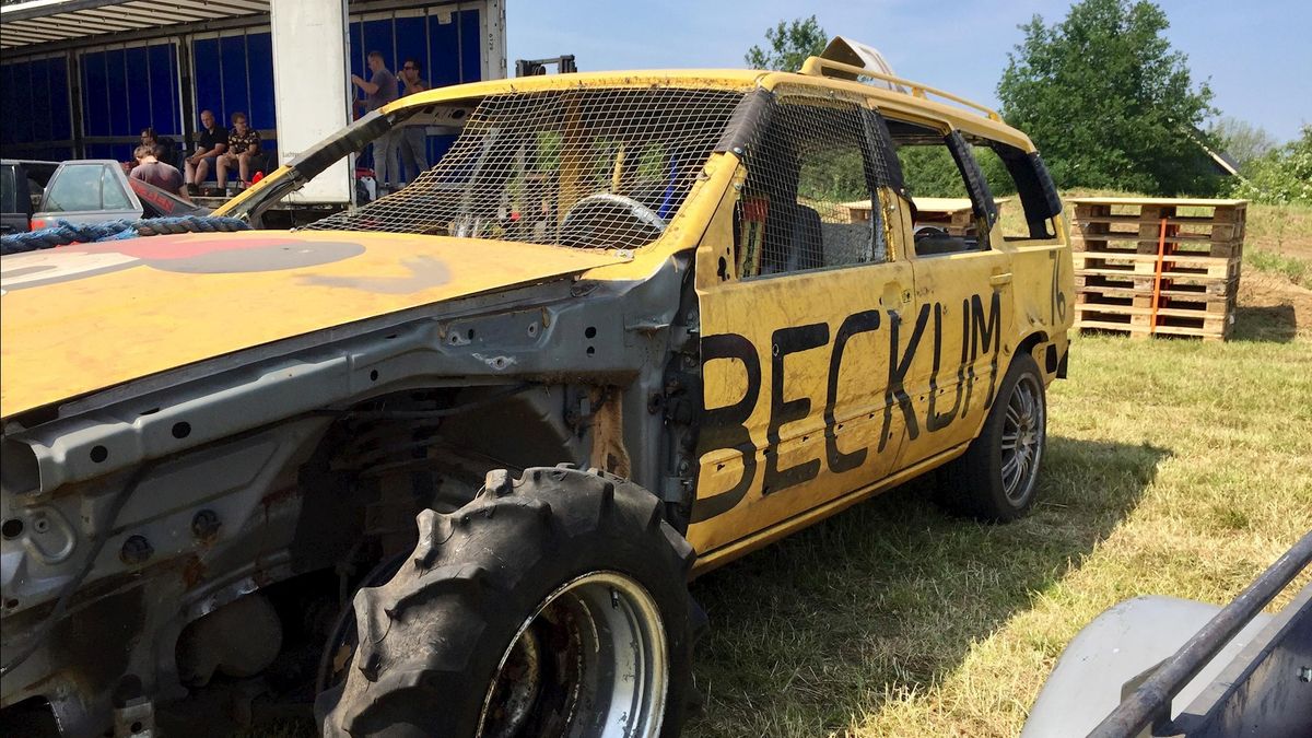 Vrijwillig racen door de drek tijdens Pinksterfeesten Beckum