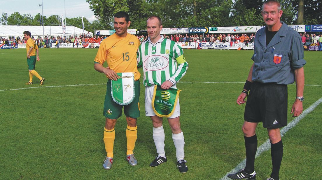Ronald Zuijdwegt in 2006 als aanvoerder van Kloetinge dat toen tegen Australië speelde