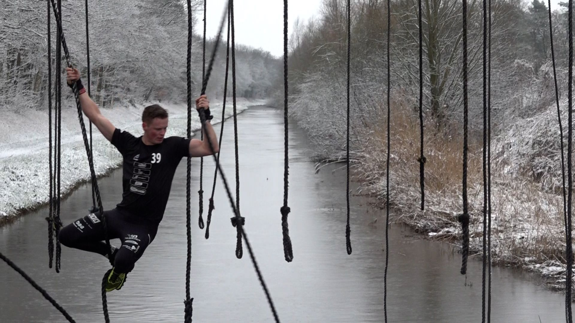 Door de sneeuw tijdens oudste survivalrun van Nederland: 'Onderkoeling is het meer dan waard'