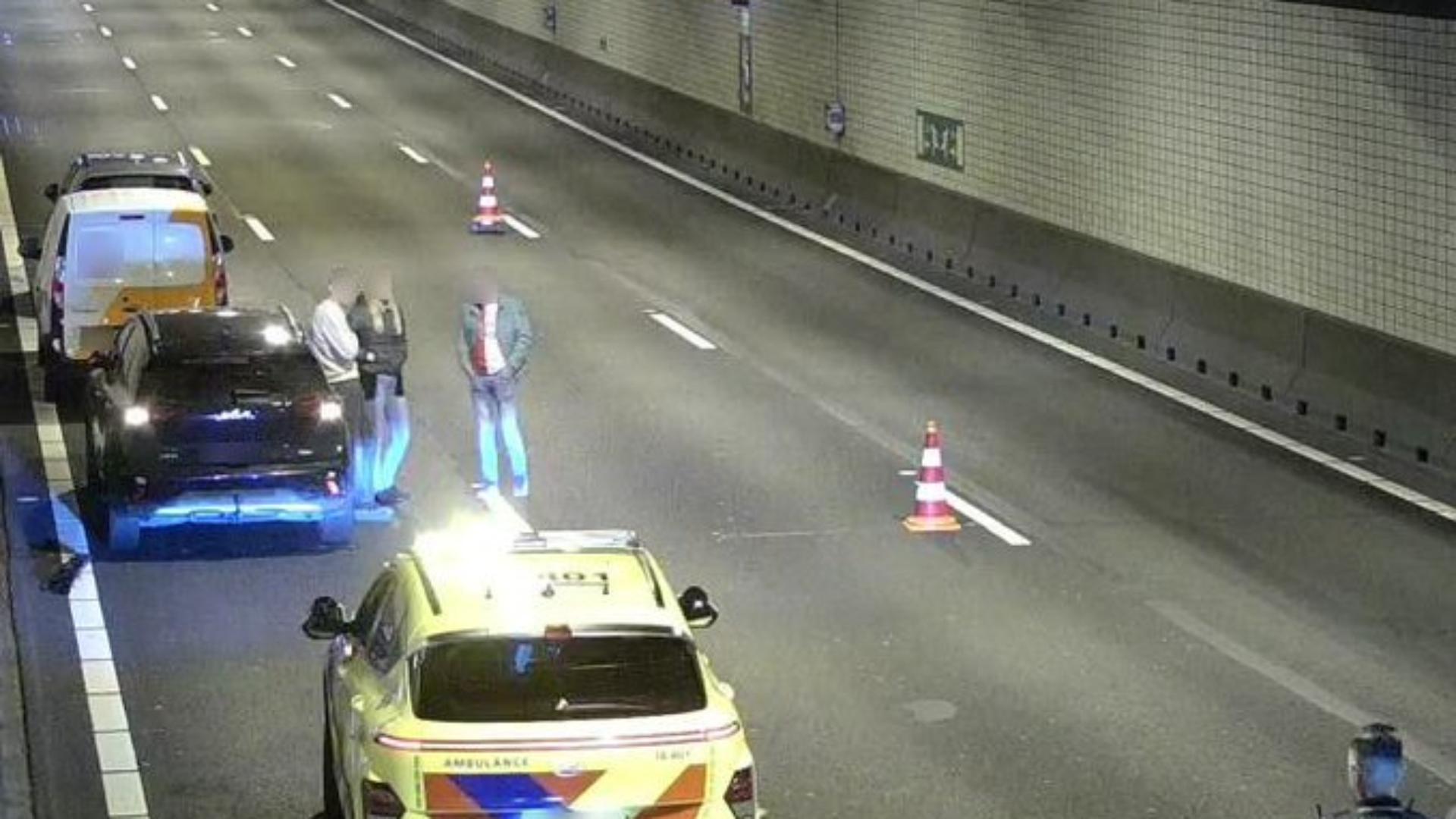 De hele Noordtunnel is afgesloten. Het is niet bekend wanneer deze wordt vrijgegeven.