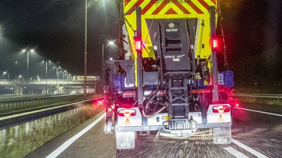 Witte vlekken op de lak van je auto? Snel wassen en dit is waarom