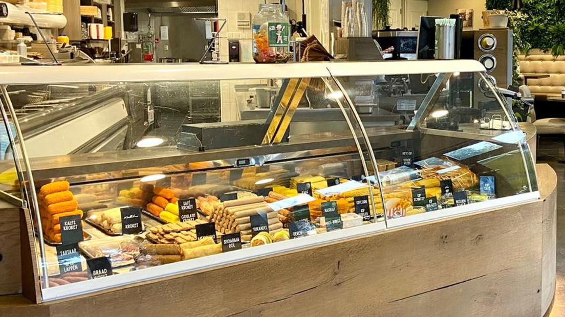 De balie van snackbar Koemans aan de Fahrenheitstraat in Den Haag