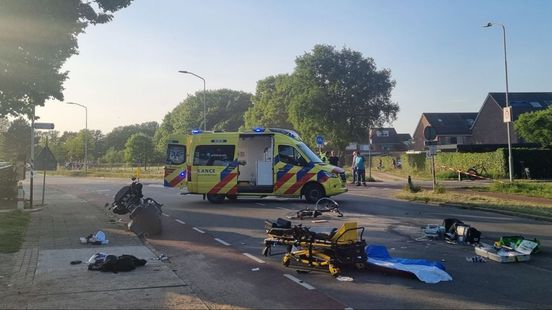Fietser met traumaheli naar ziekenhuis na botsing met motor. Fietser met traumaheli naar ziekenhuis na botsing met motor.
