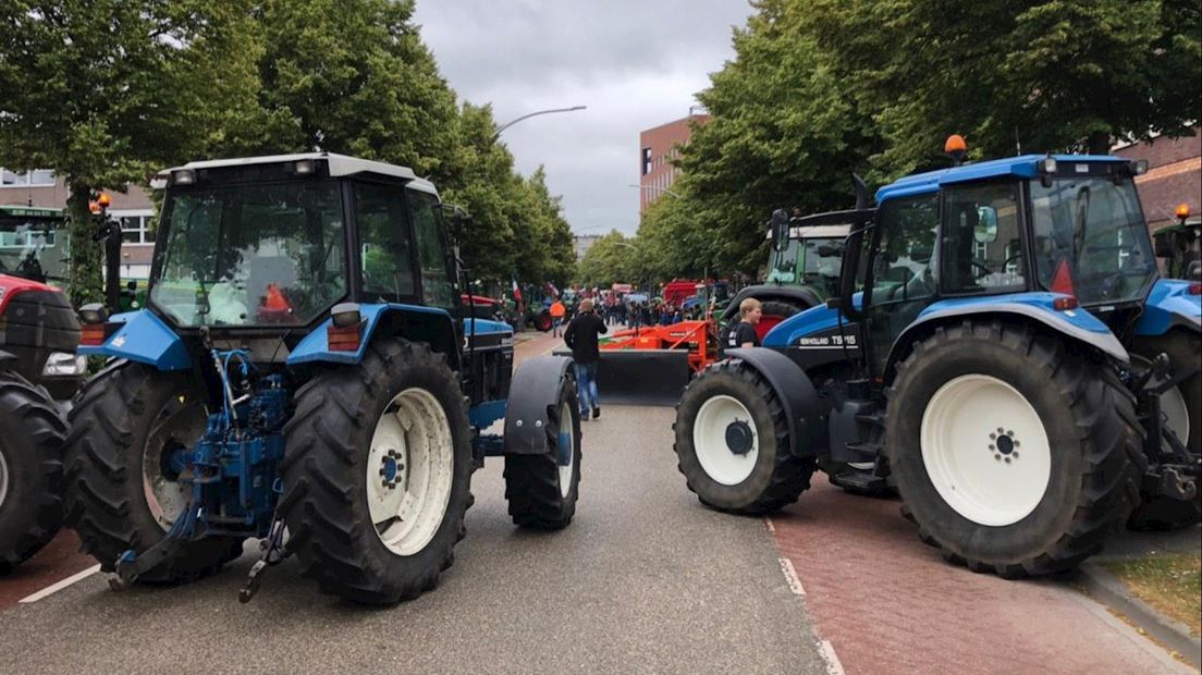 Opnieuw boerenprotest: honderd trekkers richting politiebureau in Zwolle
