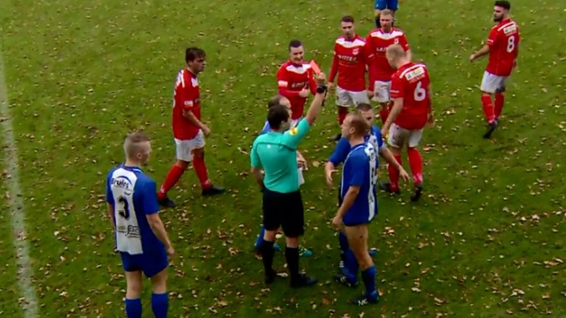 Melvin Mol krijgt de rode kaart na zijn overteding op Elim-speler Emiel Njagul