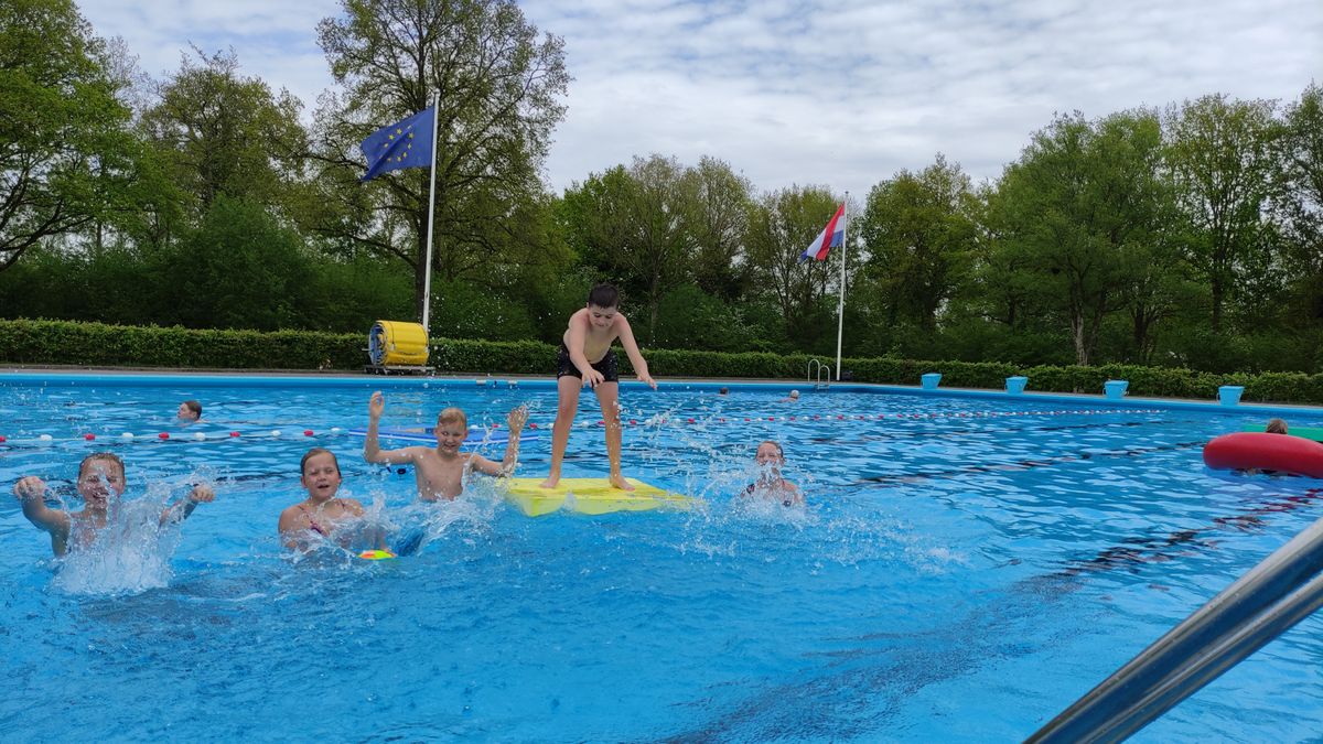 Kou speelt buitenbaden parten: 'Niet duizenden euro's verspillen om zwembad warm te krijgen'