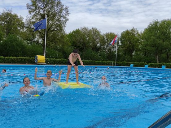 Kou speelt buitenbaden parten: 'Niet duizenden euro's verspillen om zwembad warm te krijgen'