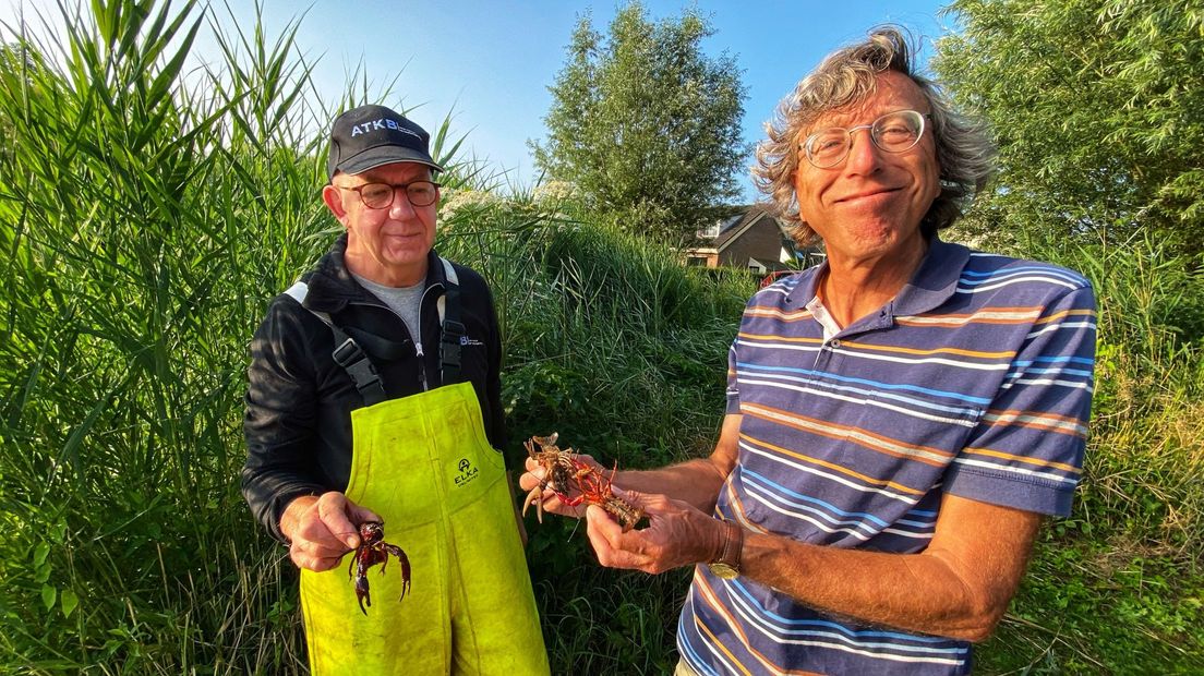 Jouke Kampen en Gerard ter Heerdt met een paar gevangen rivierkreeftjes