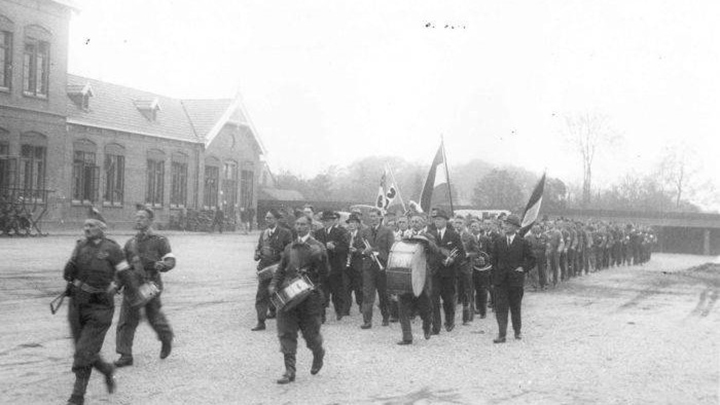 Mars van leden van de NBS bij de bevrijding in Heerenveen