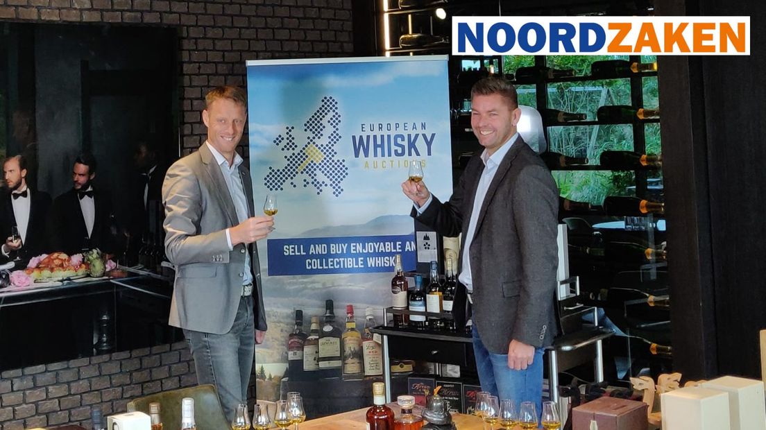 Jelger Visser en Martin van Hoek proosten op hun online whiskyveiling platform