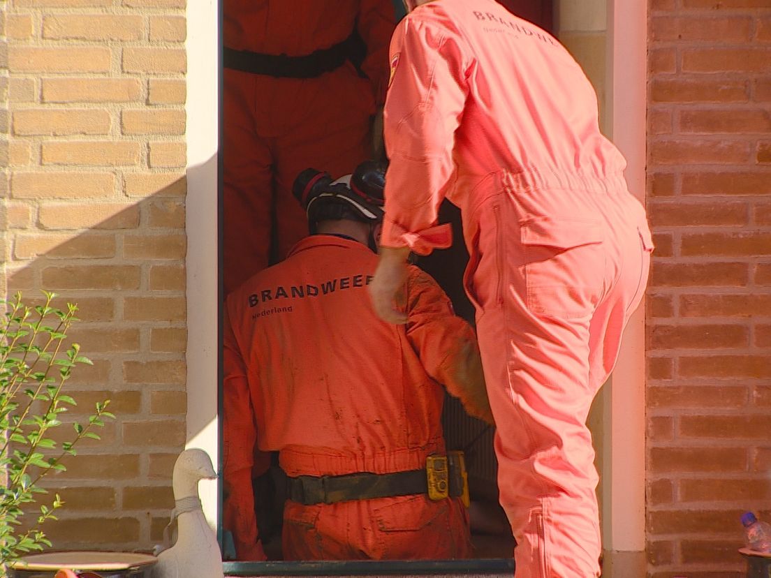 Hulpdiensten dalen af naar de kruipruimte aan de Beuklaan in Alblasserdam