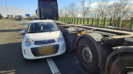 Auto omgekeerd tegen vrachtwagen aan na botsing. Auto omgekeerd tegen vrachtwagen aan na botsing.