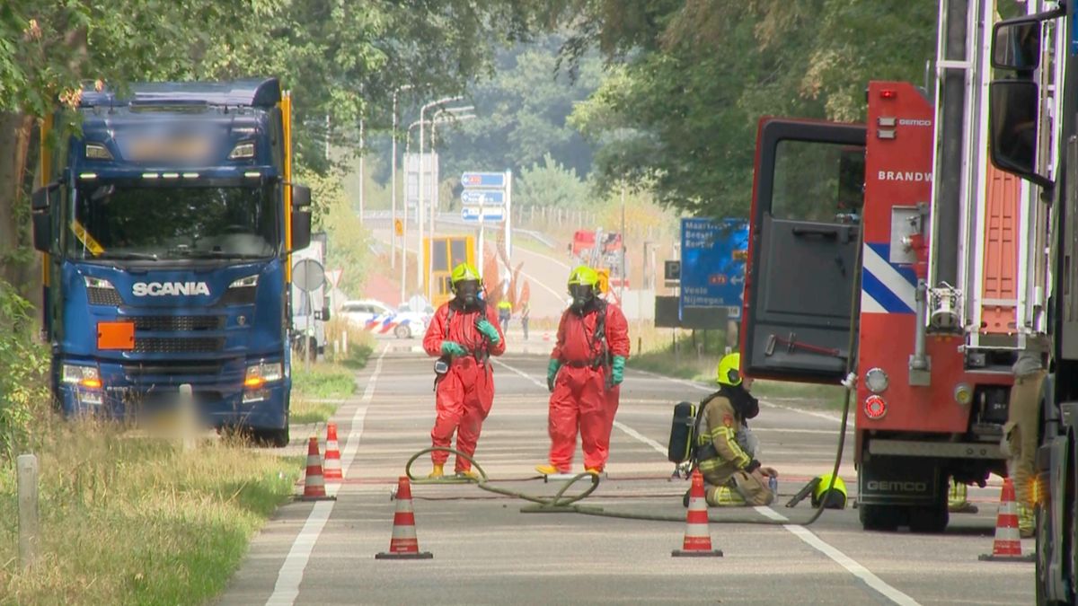 Vrachtwagenchauffeur onwel door lekkende stof, gebied in Reuver afgezet