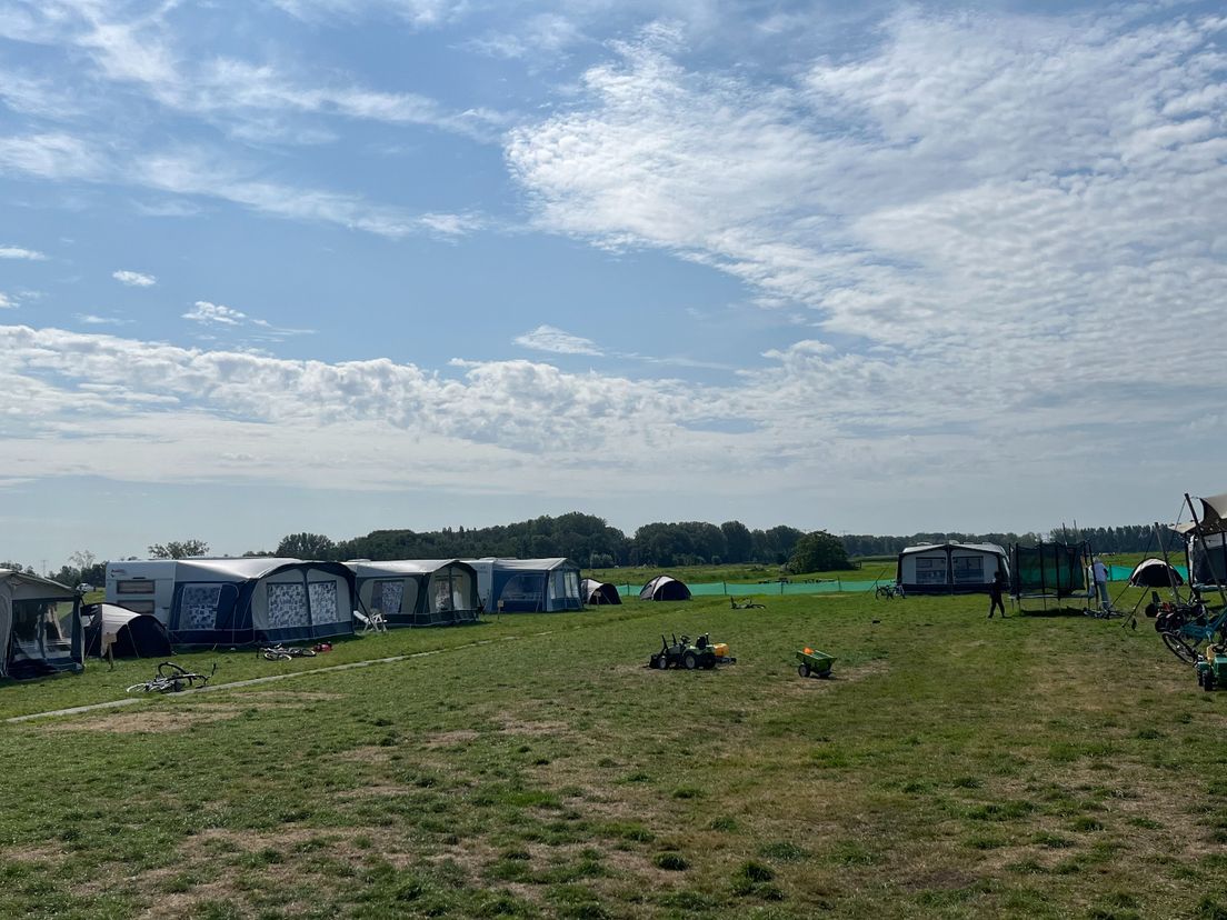 Op de weilanden van boer Evert is camping de Alblashoeve uit de grond gestampt .