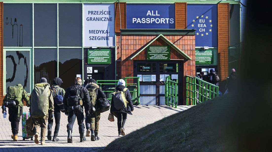 Een groep met mensen die willen vechten bij de grens met Oekraïne