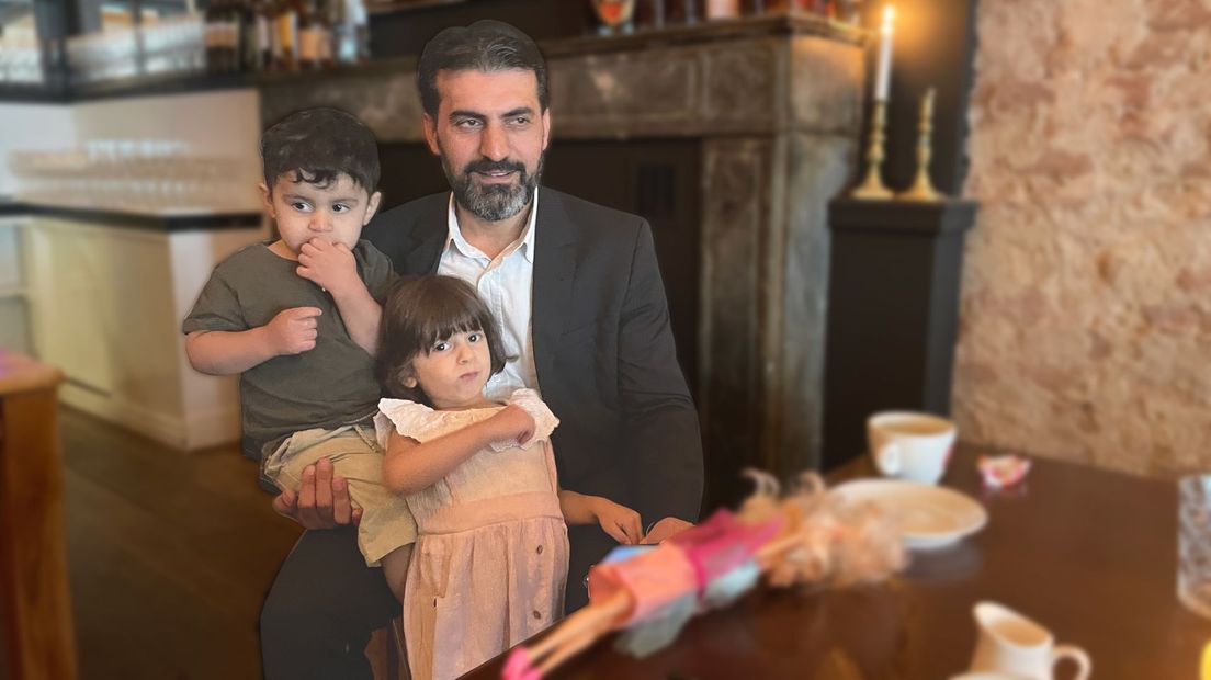 Shafiqie met twee van zijn drie kinderen in zijn restaurant.