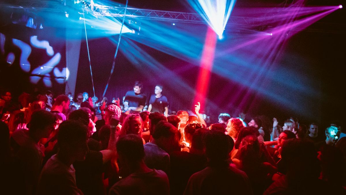Culturele organisaties in Wageningen verbieden de zogenoemde 'gluurbril'