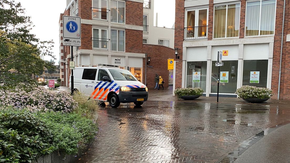 De politie zoekt  in de omgeving van het Boreelplein in Deventer naar twee gewapende mannen.