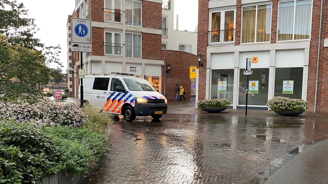 De politie zoekt in de omgeving van het Boreelplein in Deventer naar twee gewapende mannen.