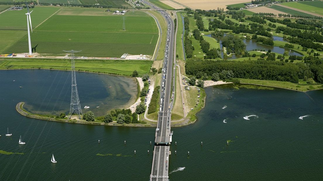 Haringvlietbrug - Foto opnieuw gedownload