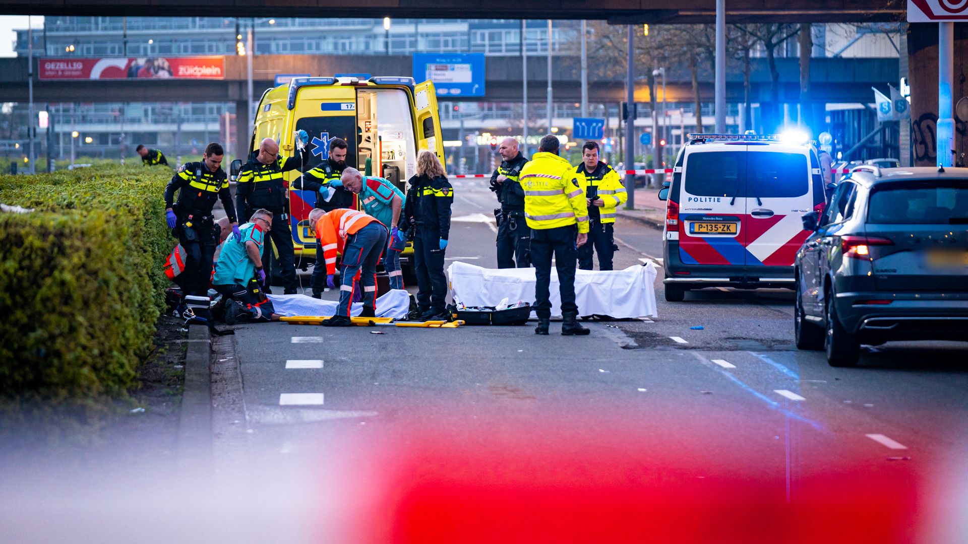 Uitslaande Brand In Galerijflat | Automobilist Schept Voetganger En ...