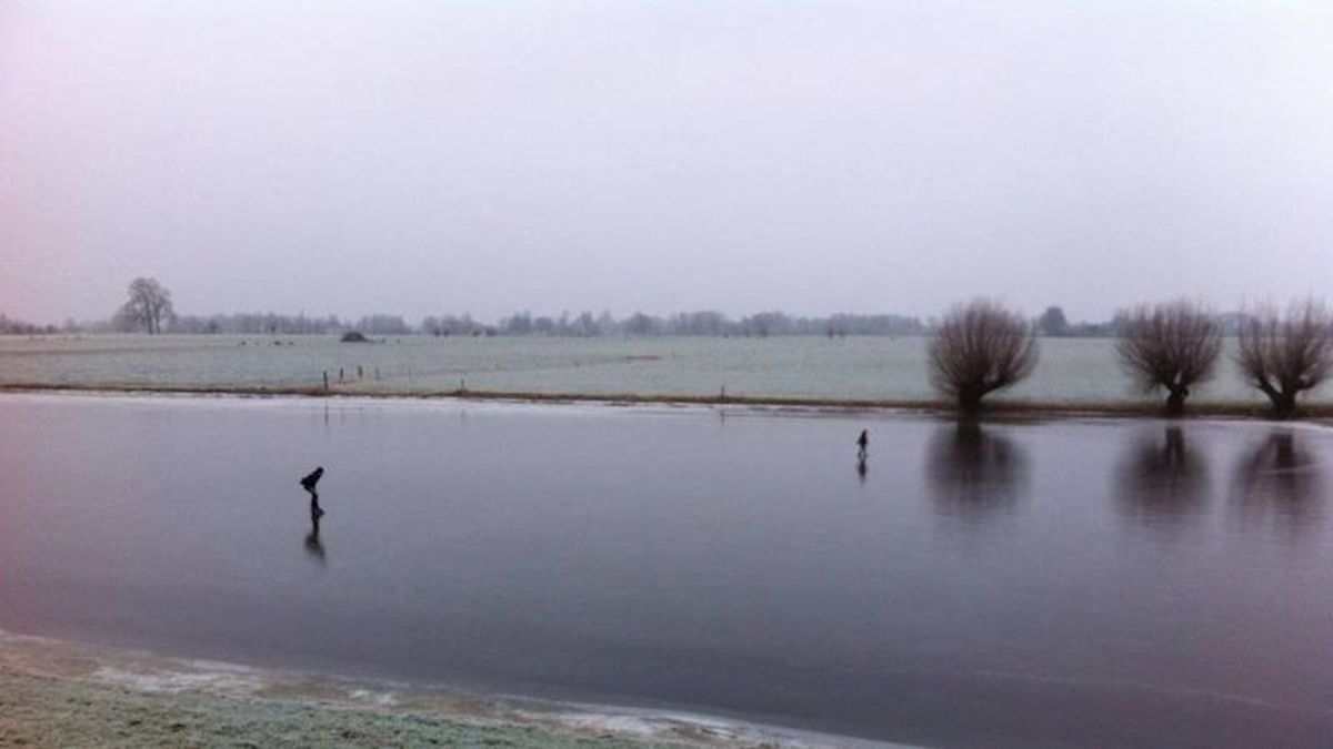Eerste schaatsers over een nacht ijs in Wilsum