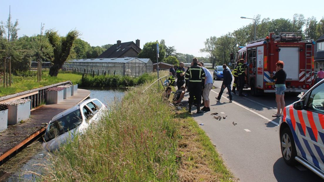 Auto te water geraakt op Madeweg in Monster