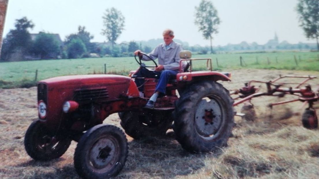 De vader van Annelies op zijn tractor