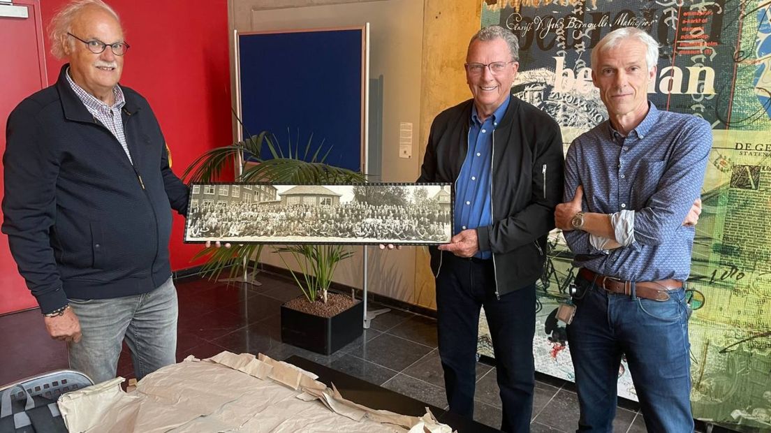 Harry Stolwijk en Simon Dolstra met de schoolfoto