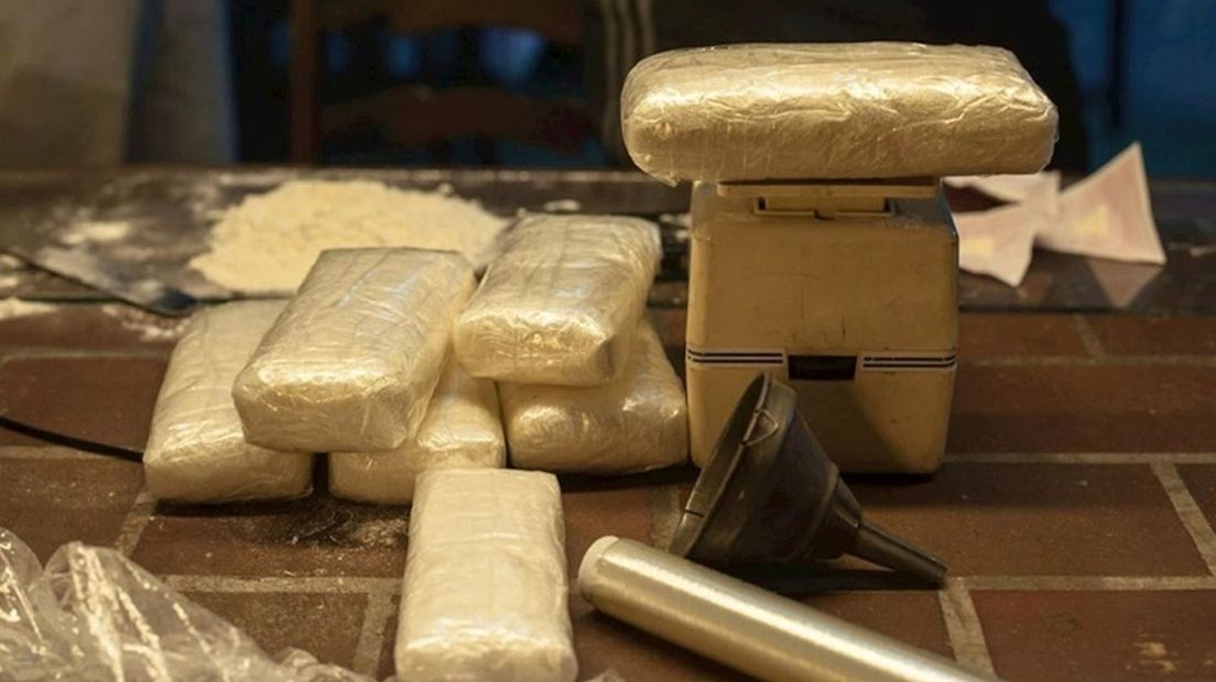 In twee kluizen werd 7 kilo coke en 17000 euro cash gevonden