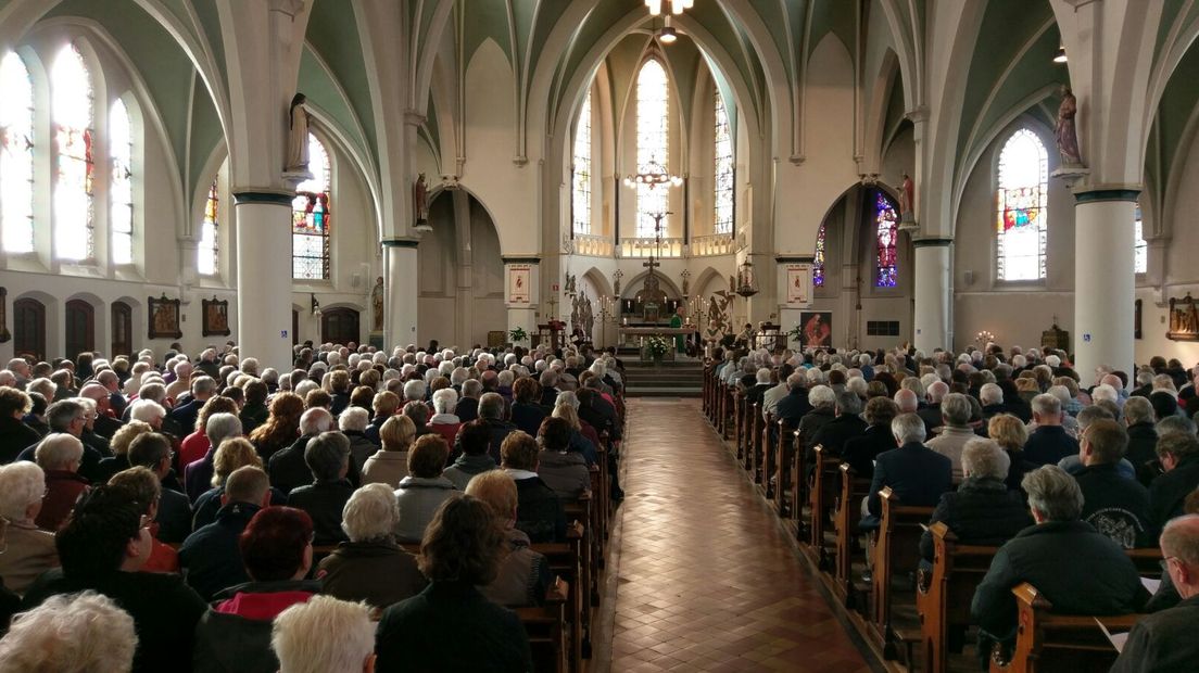 Pastoor Casper Pikkemaat hield zondag zijn laatste dienst in een bomvolle kerk in Lichtenvoorde. Hij vertrekt naar een parochie in Twente. Parochianen hielden een vergeefse actie om hem te behouden.