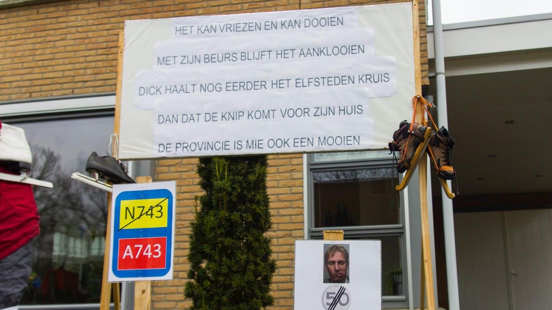 'Nieuwe' verkeersborden N743 bj Borne onderdeel van verjaardag