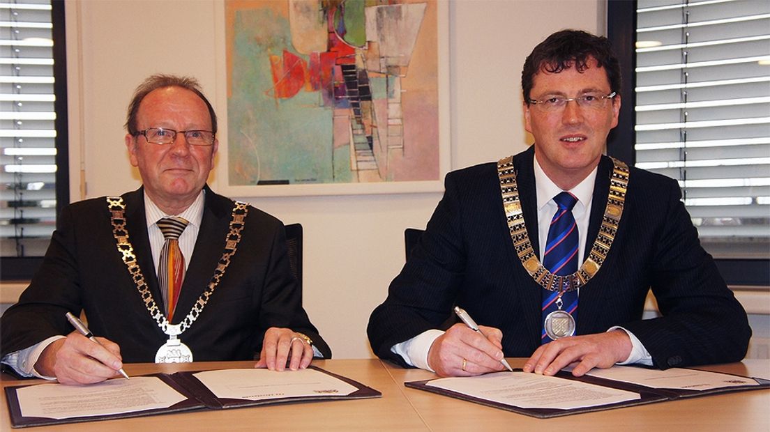 De (toenmalige) burgemeesters van Montfoort en IJsselstein in 2013 bij de start van de ambtelijke samenwerking.