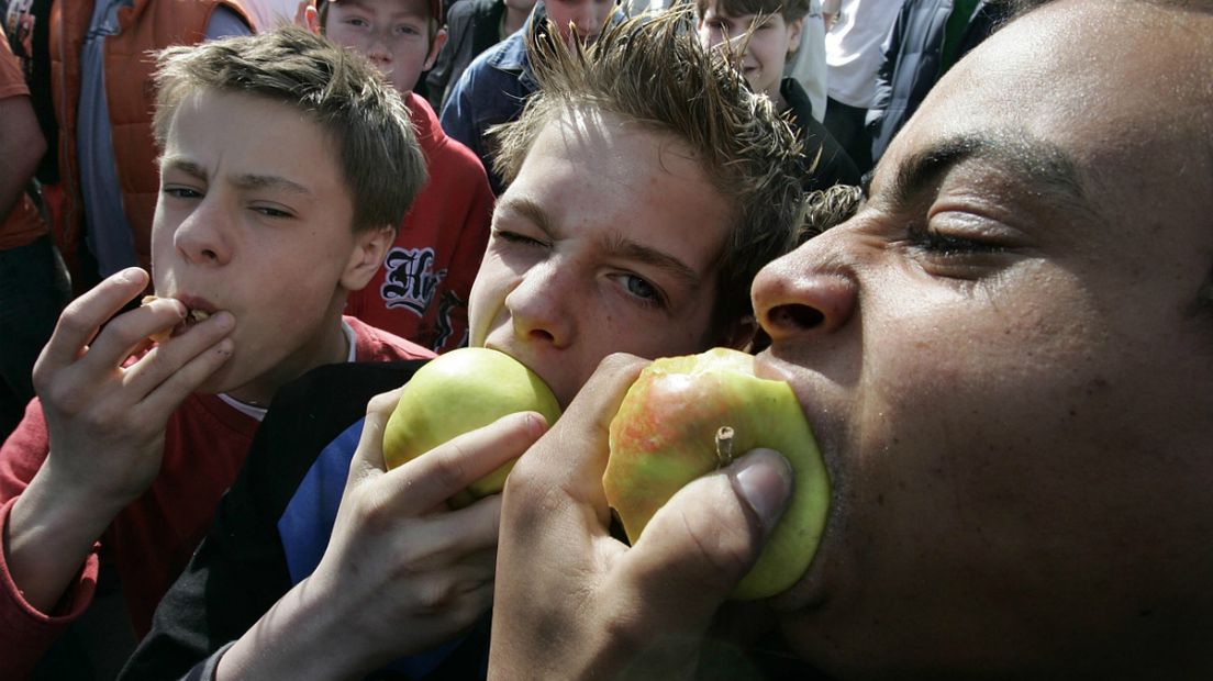 Kinderen eten een appel.