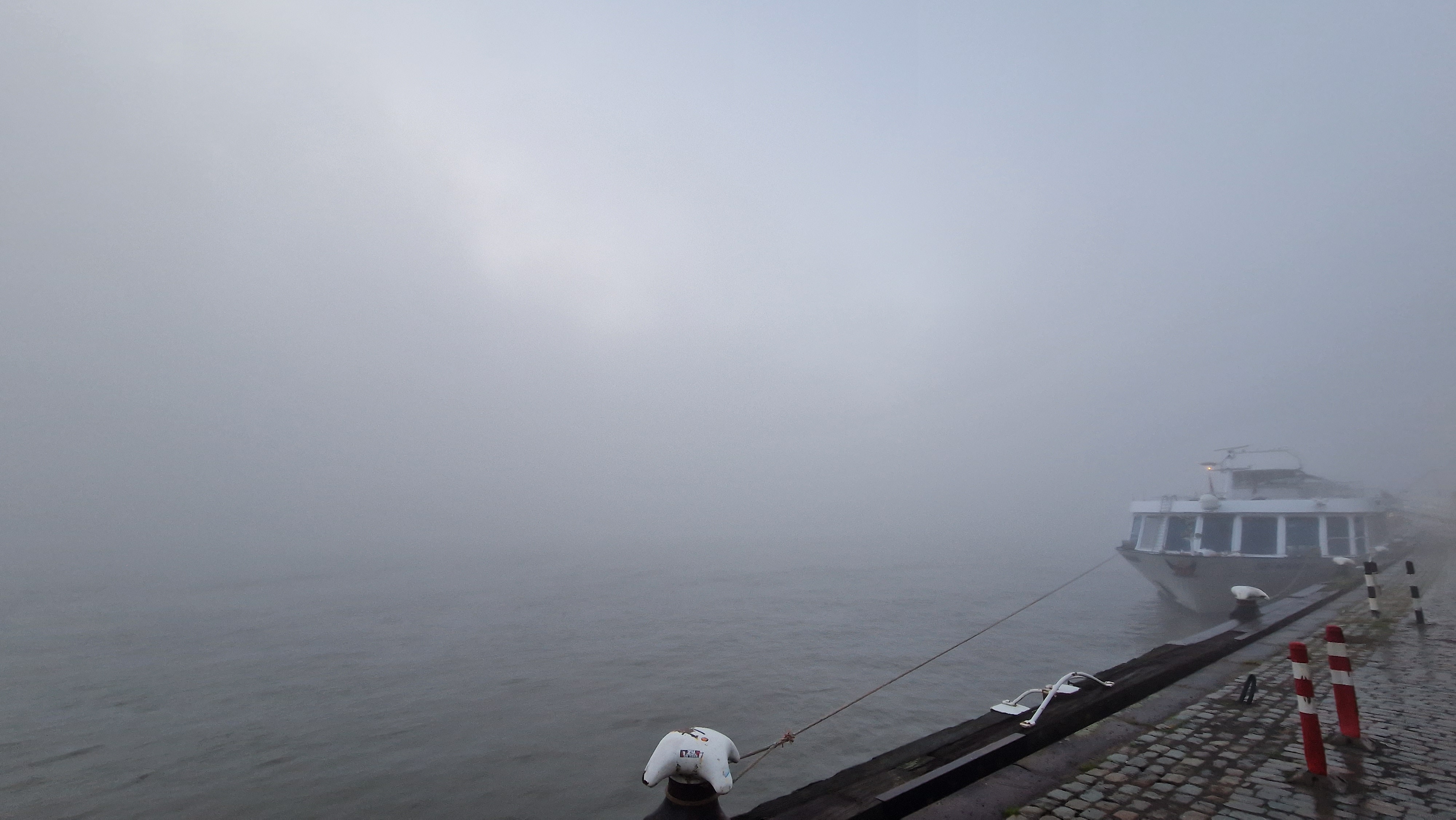 Als het grijs en grauw is, kun je in Rotterdam zelfs De Hef niet meer zien