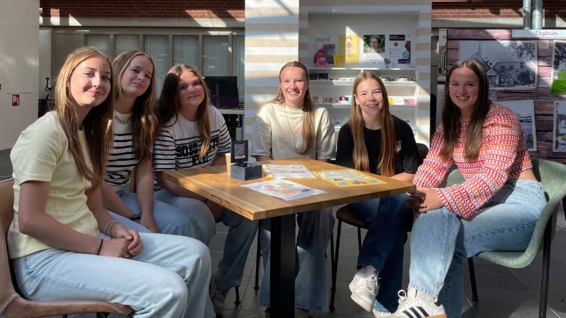 Leerlingen van Schaersvoorde presenteren hun idee aan het SKB in Winterswijk.
