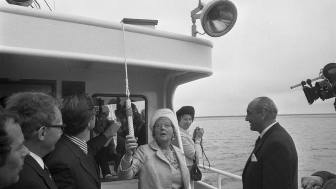Koningin Juliana opent de Eemshaven op 7 juni 1973