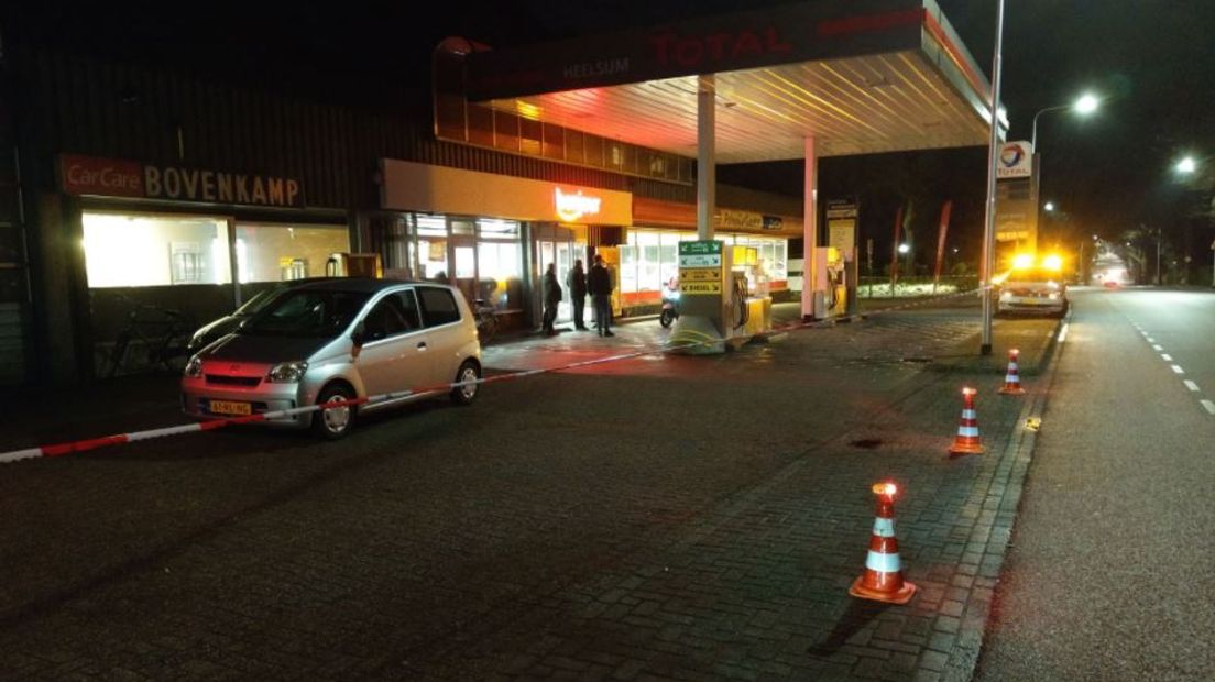 Een nog onbekende man heeft woensdagavond een overval gepleegd op een tankstation aan de Bennekomseweg in Heelsum. Hij heeft daarbij een mes gebruikt.
