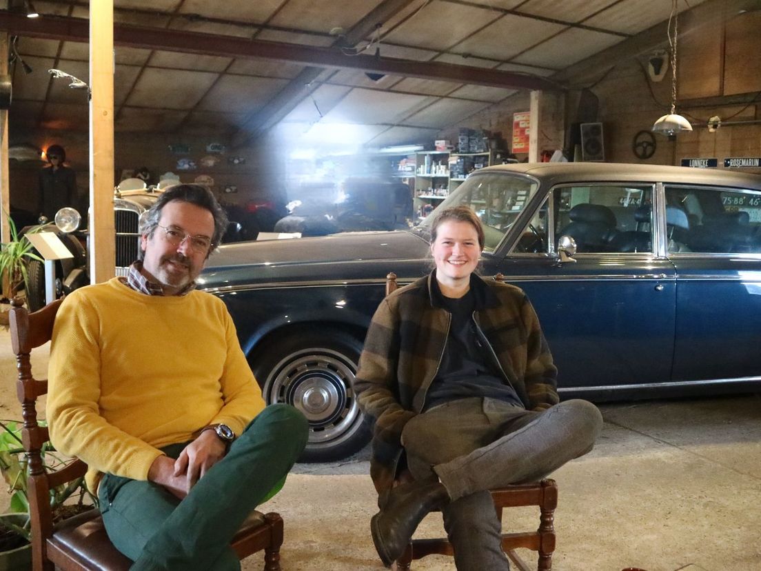 Emile en Roos geloven niet dat veel auto's van Ad zullen starten