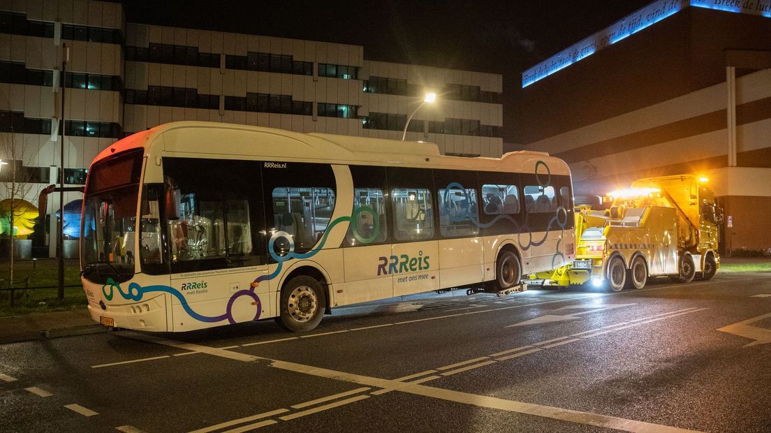 Een elektrische bus in Deventer viel vorige week stil en moest worden afgesleept.