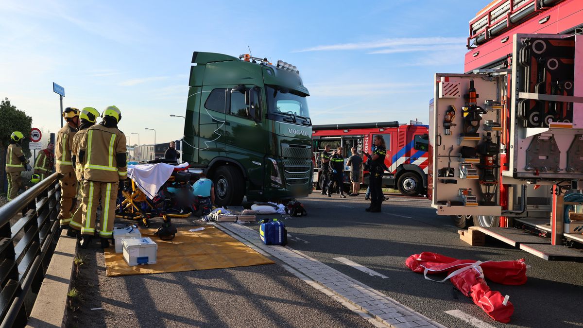 Fietser bekneld onder vrachtwagen na aanrijding