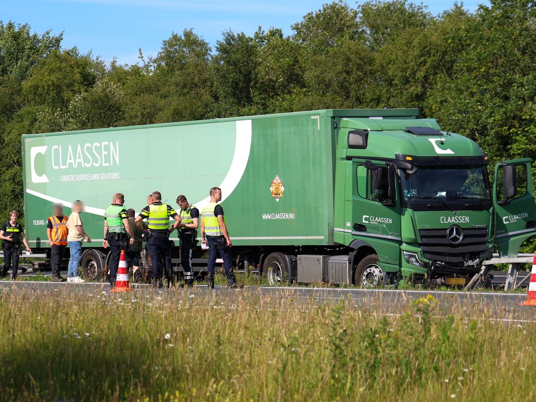 Vrachtwagen knalt op vangrail bij Hooghalen, file op A28 in beide richtingen
