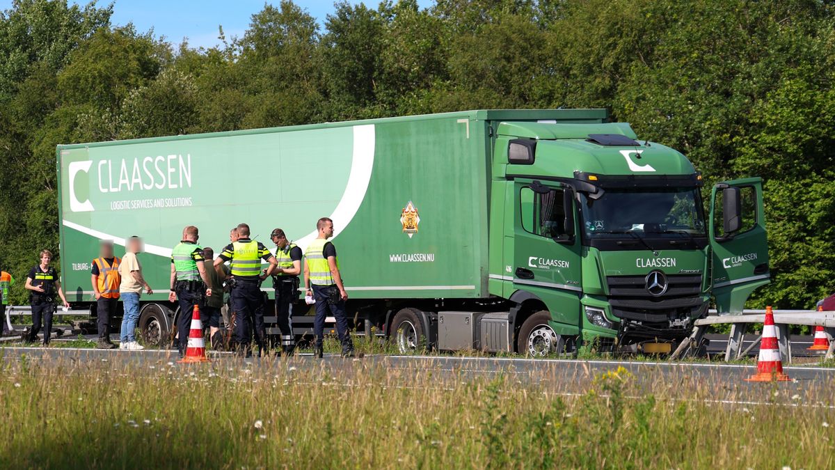 Vrachtwagen knalt op vangrail bij Hooghalen, file op A28 opgelost