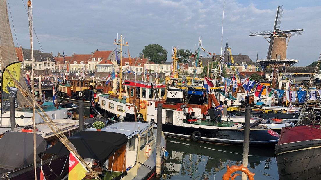 Een bonte verzameling van boten in de haven met op de achtergrond de molen van Wijk bij Duurstede.