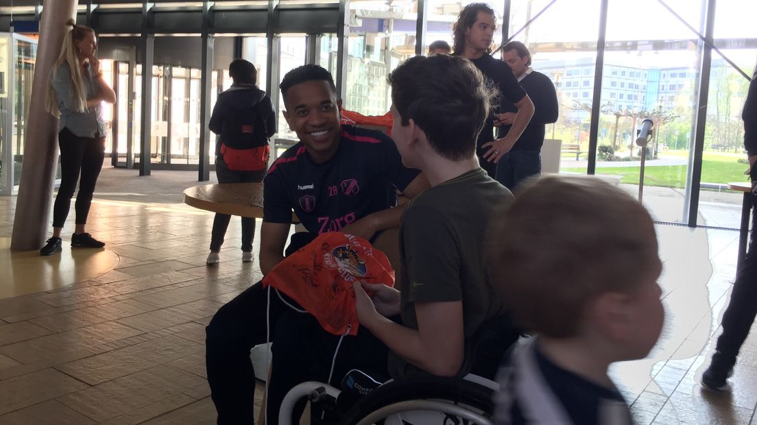 Martijn in gesprek met Urby Emanuelson.